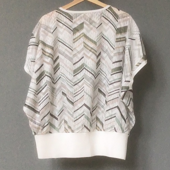 Ted Baker Vilanta Top, white with green beige chevron print, size US 12-14. - Picture 5 of 7